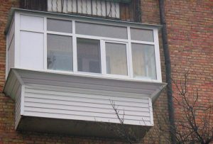 Балкон с выносом «под ключ»: как превратить маленькое пространство в уютную зону отдыха